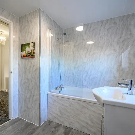 -rags- For Your Relaxed, Cosy Stay, Free Parking Λιντς